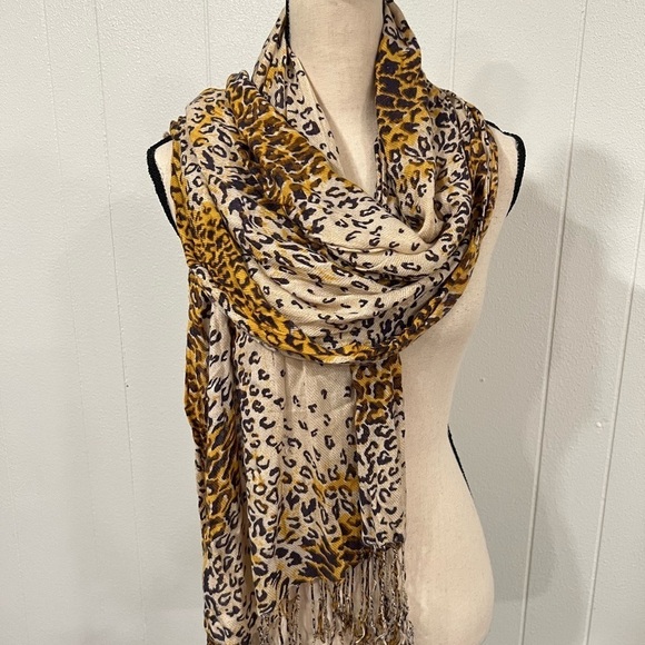3/$15🎈Animal leopard design print oversized scarf pashmina or shall w/ fringes - Picture 2 of 11